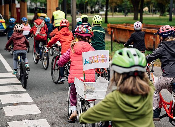 Kinder fahren in einem geschützem Verband Fahrrad