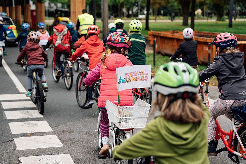 Kidical Mass Kinder fahren in einem geschützem Verband Fahrrad