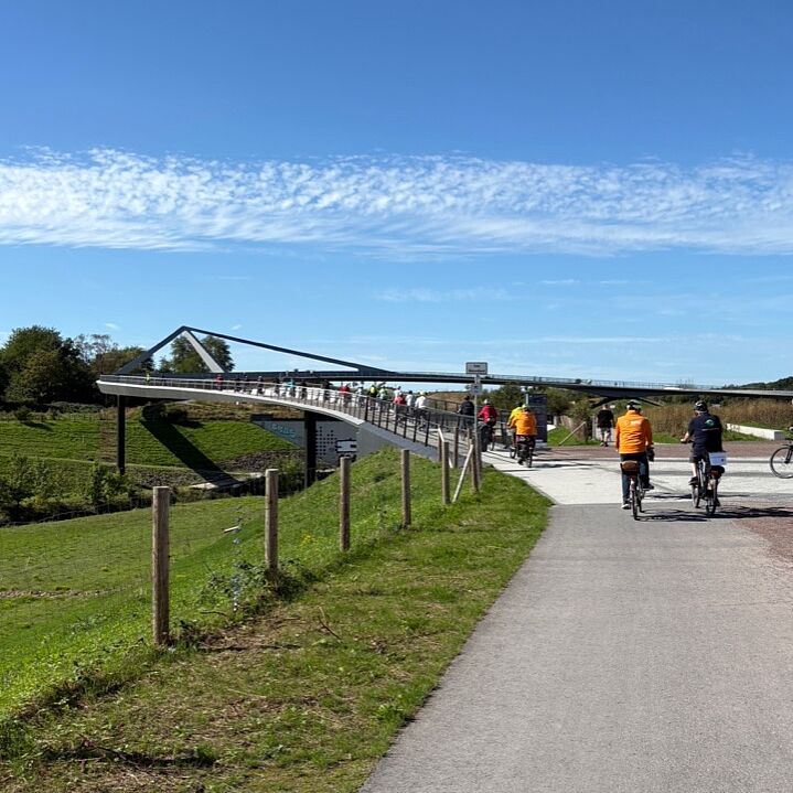 Radfahrende auf der Brücke Sprung über die Emscher