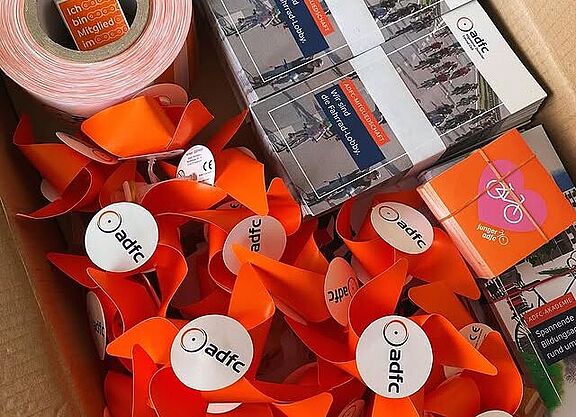 ADFC Merchandising Artikel in einem Karton