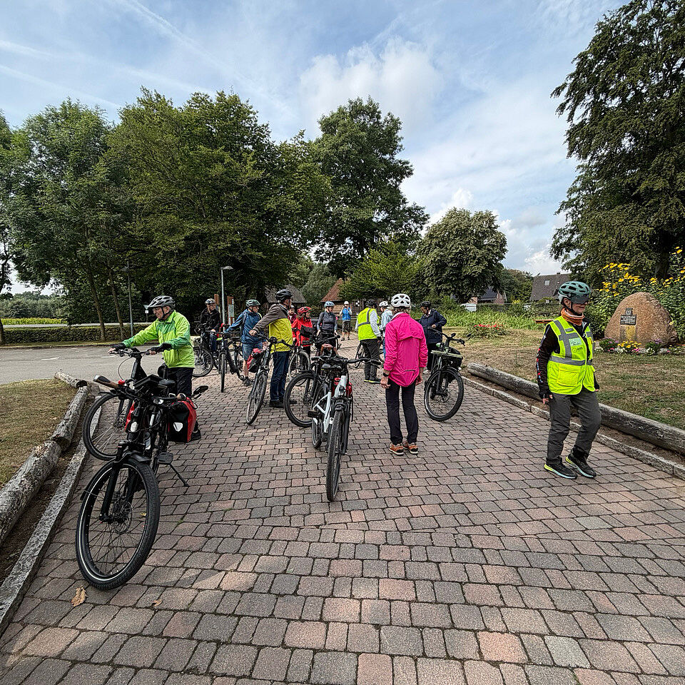 Eine Gruppe Radfahrende macht ein Stopp