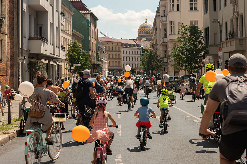Sternfahrt Berlin mit Ballons Fahrradgruppe mit bunten Ballons fahren während der Sternfahrt Berlin auf der Straße