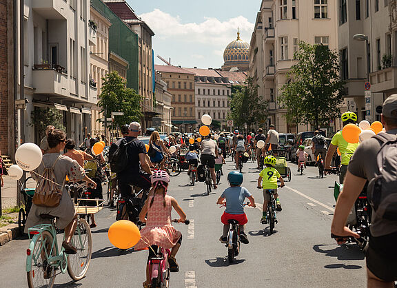 Fahrradgruppe mit bunten Ballons fahren während der Sternfahrt Berlin auf der Straße 